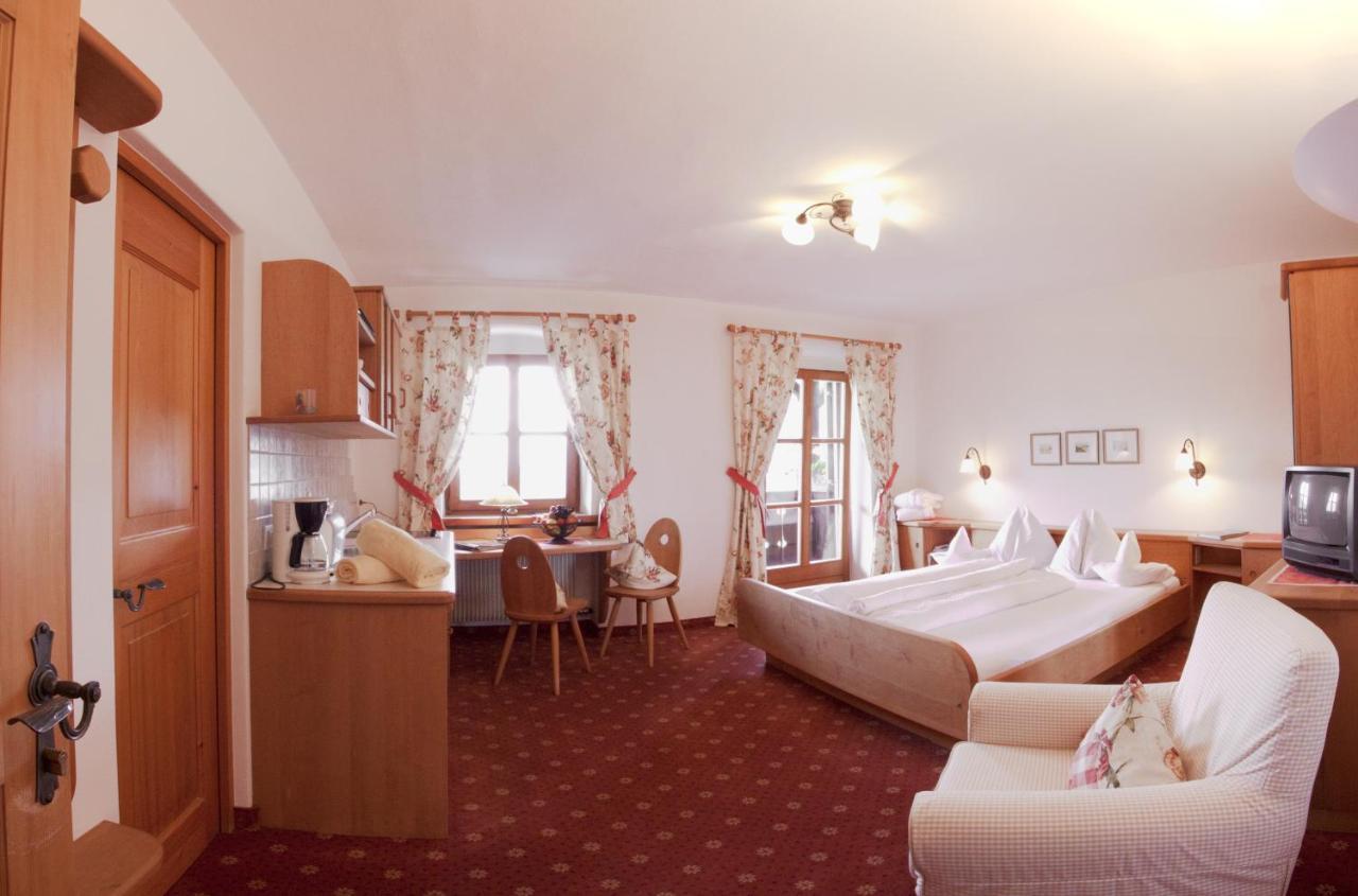 Ferienwohnung Huber unterm Baum Algund Zimmer foto