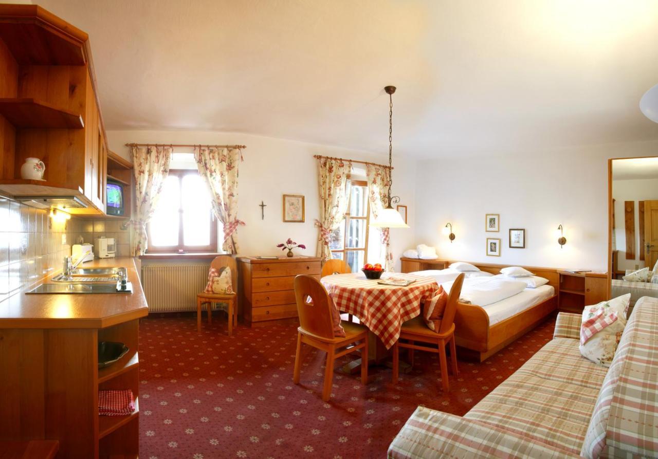 Ferienwohnung Huber unterm Baum Algund Zimmer foto